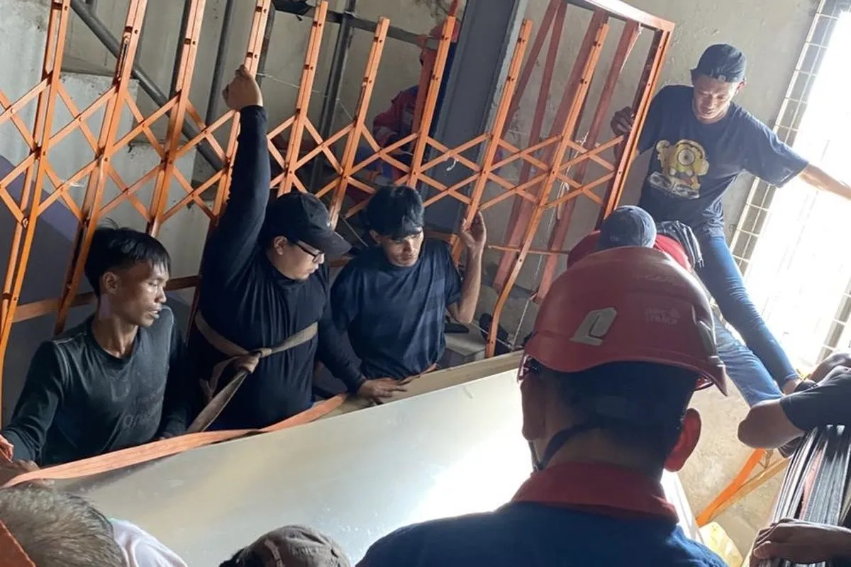 Enam Orang di Surabaya Nyaris Jatuh dari Lantai 3 dan Terjepit Teralis