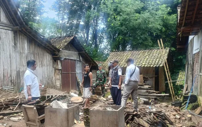 Badai Angin di Situbondo, 22 Pohon Tumbang dan Rumah Lansia Ambruk Total