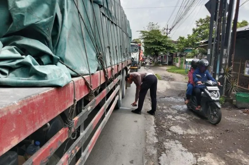 Motor Tabrak Truk Tronton di Tambakberas Jombang, Satu Pengendara Tewas