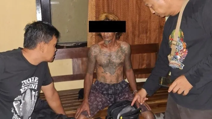 Lepas Sepatu Saat Beraksi, Pencuri Rumah Terkepung Warga di Nganjuk