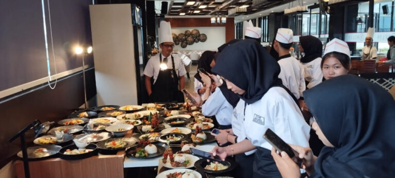 151142 Siswa SMKN 1 Bagor Nganjuk Jalani Uji Kompetensi Bersama Asesor Hotel Bintang Empat di Kota Batu