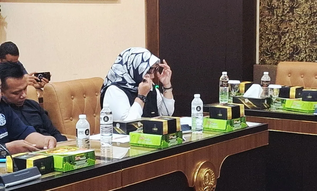 Tangisnya Pecah di DPRD Jatim, Dewi Murniarti Ibu Korban Peluru Nyasar Cari Keadilan