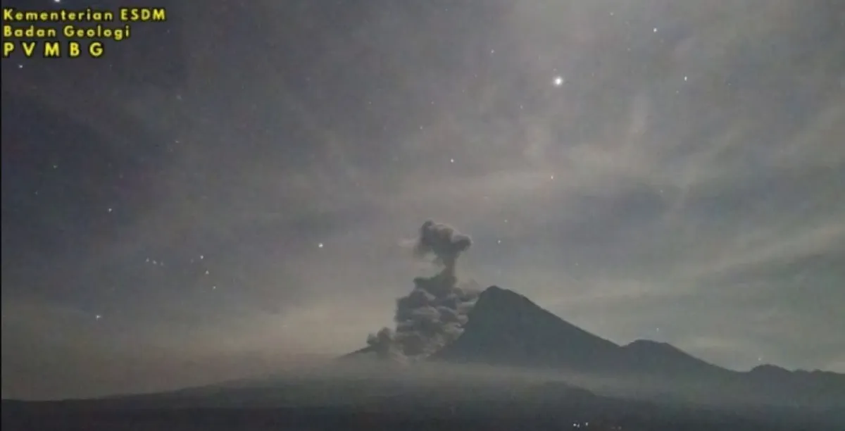 Semeru Erupsi Disertai Awan Panas 4,5 Km, Warga Diminta Jauhi Zona Bahaya