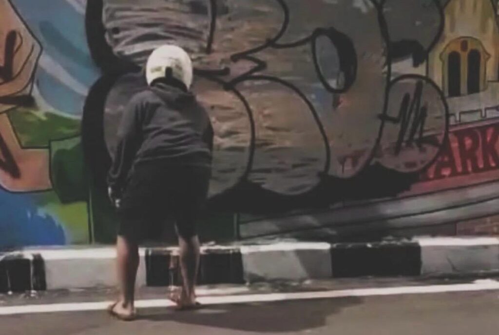 WhatsApp Image 2026 04 13 at 13.32.49 Polrestabes Surabaya Amankan Empat Pelaku Vandalisme, Sanksi Sosial Dikenakan