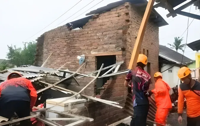 Bondowoso Diguyur Hujan Angin, 12 Rumah Warga Rusak