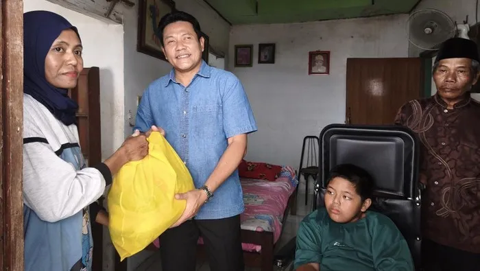 Pemkab Sidoarjo Salurkan Bantuan BPJS, Kursi Roda, dan Renovasi Rumah untuk Warga