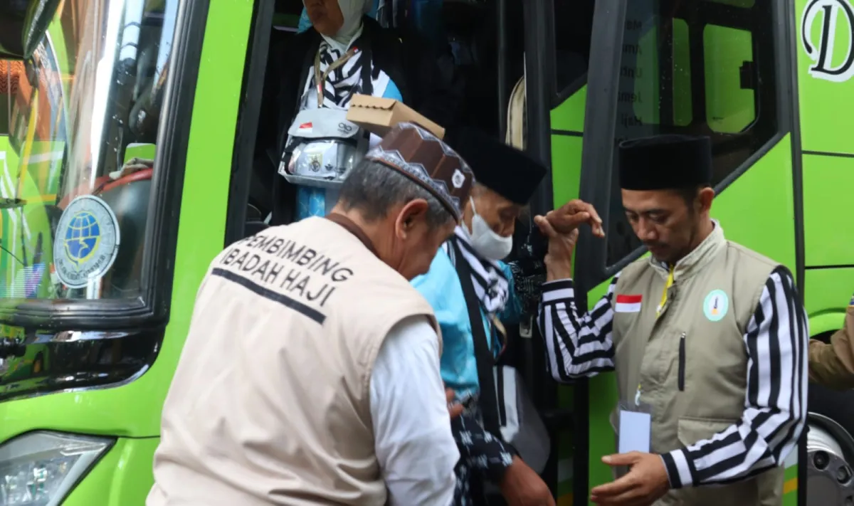 5.252 Jemaah Embarkasi Surabaya Diberangkatkan ke Tanah Suci, Seluruhnya Kantongi Kartu Nusuk