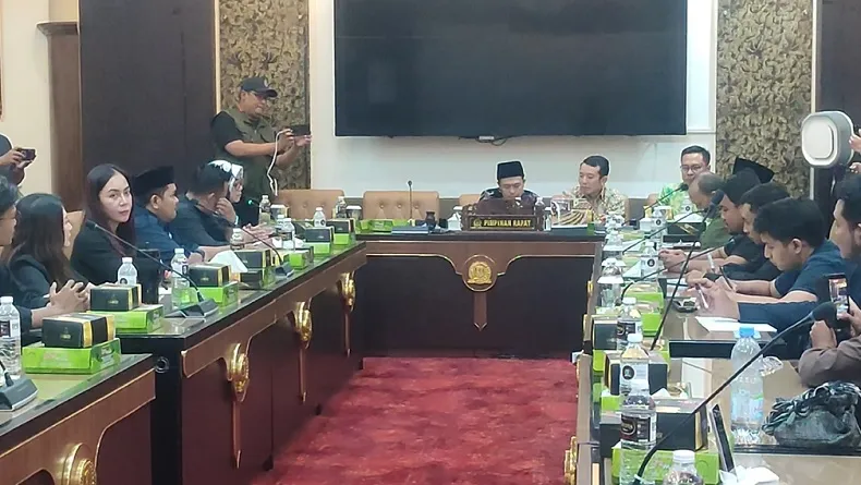 Keluarga Korban Peluru Nyasar Mengadu ke DPRD Jatim, Minta Keadilan dan Kepastian Penanganan