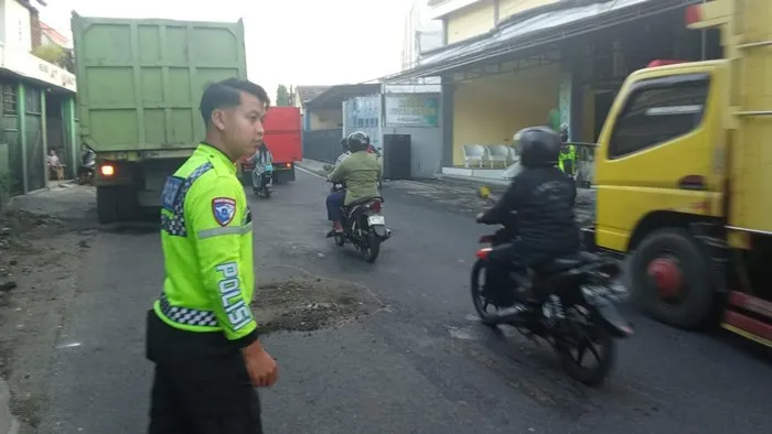 Tiga Pelajar Alami Kecelakaan di JLS Pasuruan, Satu Korban Tewas di Tempat