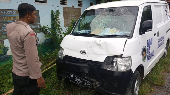 mobil mbg tabrak motor pasutri lansia di tuban 1776164426304 169 Nyalip di Jalan Menikung, Mobil MBG Tabrak Pasutri di Tuban