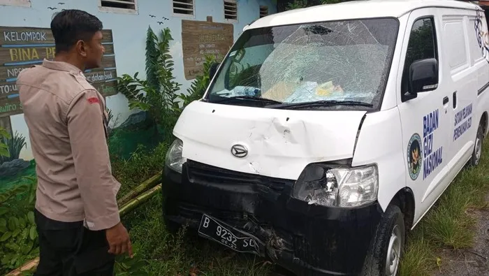 Nyalip di Jalan Menikung, Mobil MBG Tabrak Pasutri di Tuban