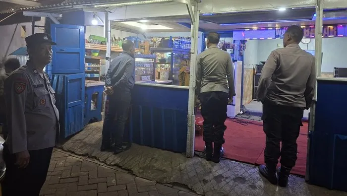 Polisi Razia Warung di GOR Ken Arok Malang, 179 Botol Miras Diamankan
