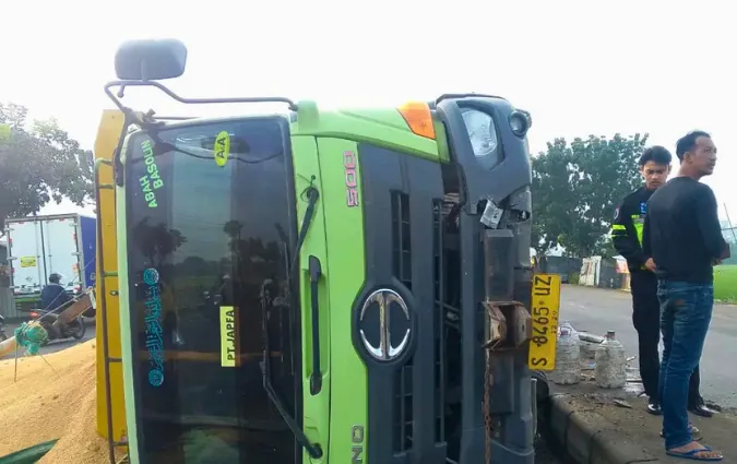 Sopir Mengantuk, Truk Gandeng Terguling di Mojoagung Jombang