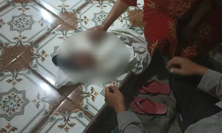 Bayi Perempuan Baru Lahir Ditemukan di Teras Rumah Warga Jombang