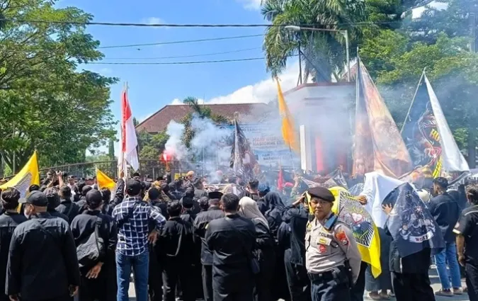Ratusan Massa PSHT Parluh 16 Unjuk Rasa di Blitar, Desak Pengakuan Organisasi