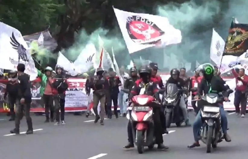 Ribuan Ojol Kepung Grahadi dan DPRD Jatim, Desak UU Transportasi Online Segera Disahkan