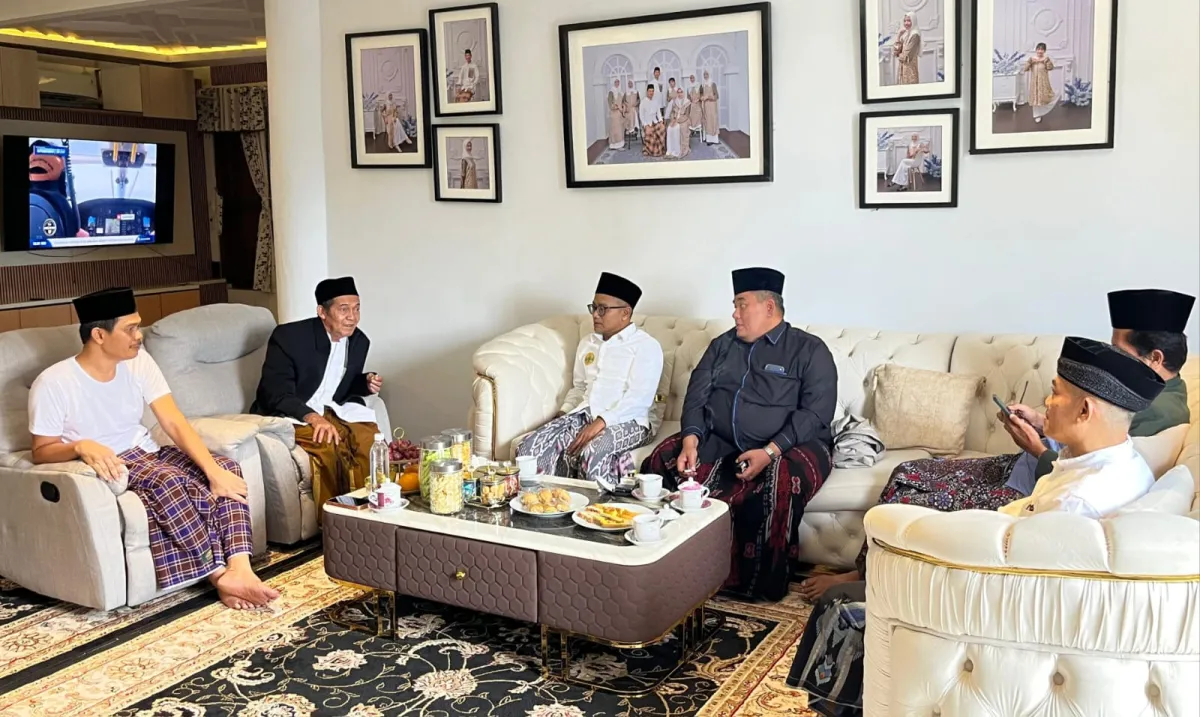Gus Salam bersama Masyayikh Lirboyo Silaturrahmi ke Kiai Imam Jazuli, Puji Ulama Transformatif Abad Kedua NU