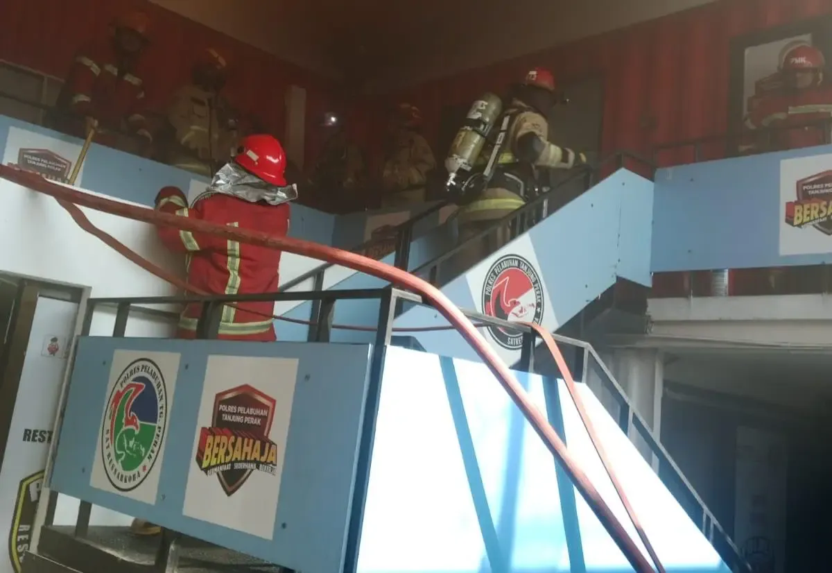 Gedung Penyidik Polres Pelabuhan Tanjung Perak Surabaya Terbakar