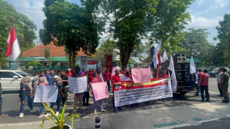 Ribuan Buruh PT SGS Jombang Geruduk Pemkab, Tolak PHK Massal dan Sistem Outsourcing