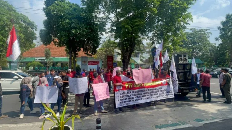 Ribuan Buruh PT SGS Jombang Geruduk Pemkab, Tolak PHK Massal dan Sistem Outsourcing