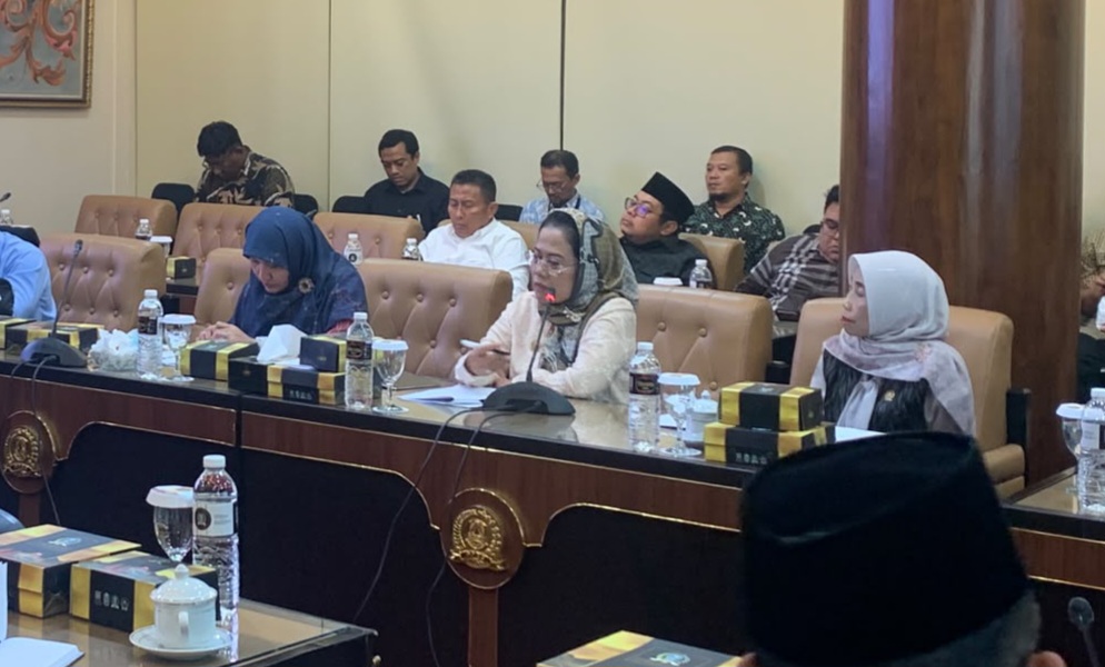 Ketua Komisi E DPRD Jatim Sri Untari dalam rapat Banggar