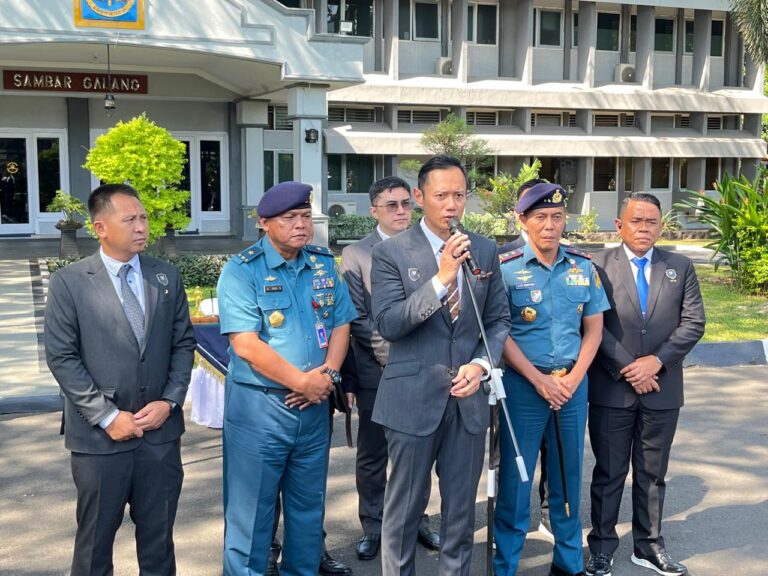 Menteri Koordinator Bidang Infrastruktur dan Pembangunan Kewilayahan Agus Harimurti Yudhoyono (AHY) usai isi Kuliah Umum AAL Surabaya.