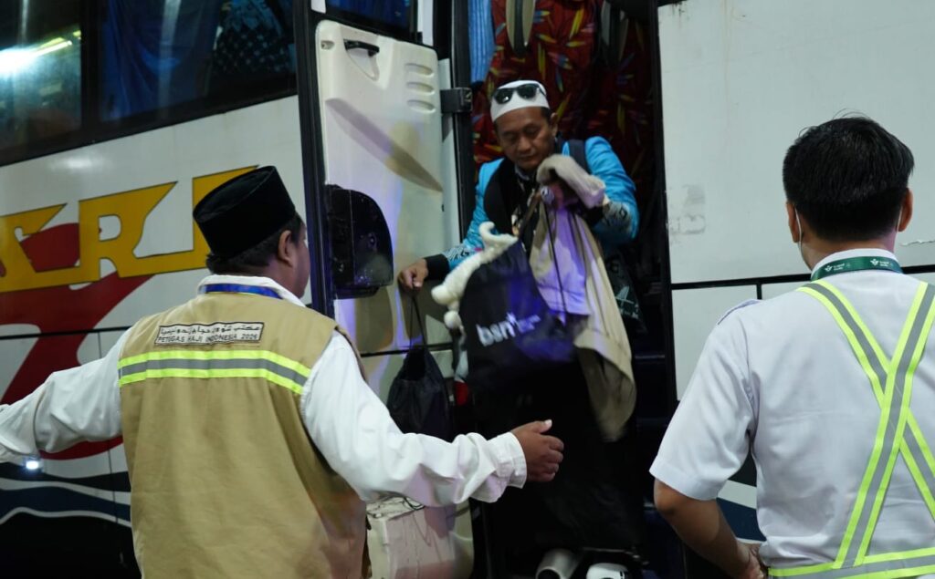 Salah Satu Jamaah Haji tiba di Tanah Air Melalui Embarkasi Surabaya