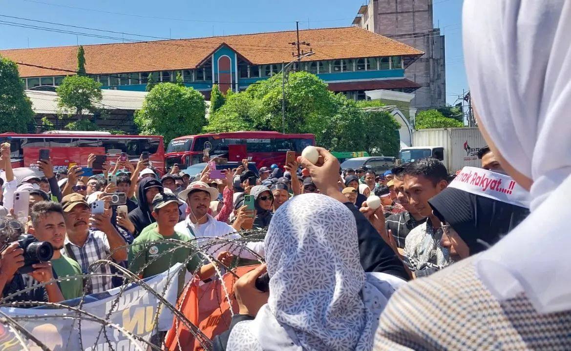 Peternak Telur Geruduk DPRD Jatim, Bagikan Telur Gratis Protes Harga Anjlok