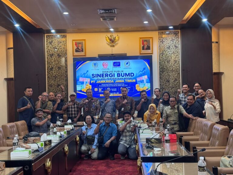 Foto bersama dalam diskusi Publik antara Bank UMKM Jatim, Bank Jatim, dan Jamkrida.