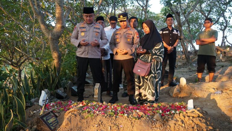 Wakapolda Jatim Brigjen Pol Pasma Royce didampingi Kapolres Gresik AKBP Ramadhan Nasution ziarah ke makam Khusaeni