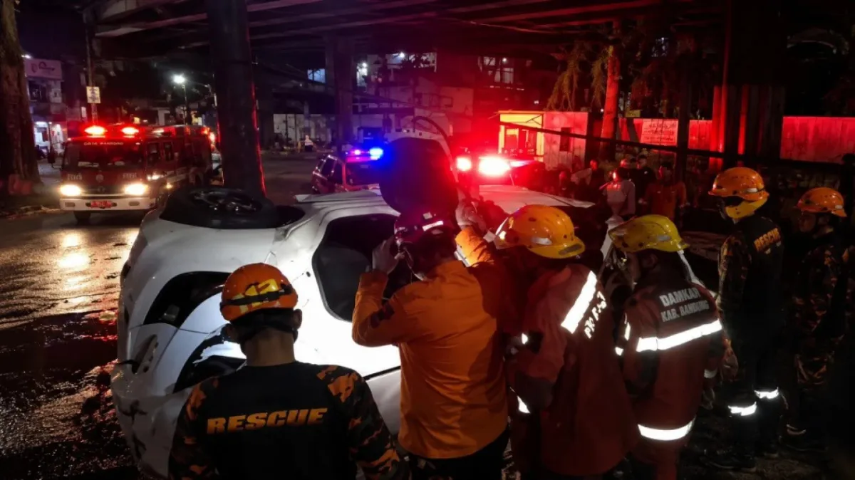Dalam Pengaruh Alkohol, Honda Brio Terjun dari Flyover Gubeng Surabaya