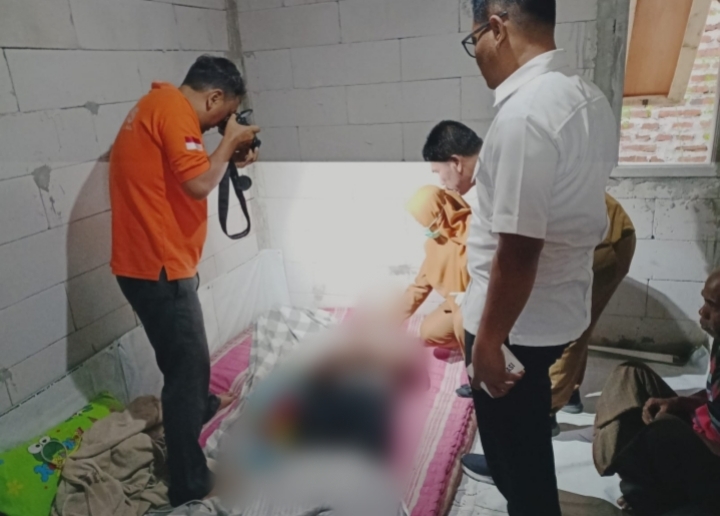 Petugas kepolisian melakukan olah tempat kejadian perkara (TKP).