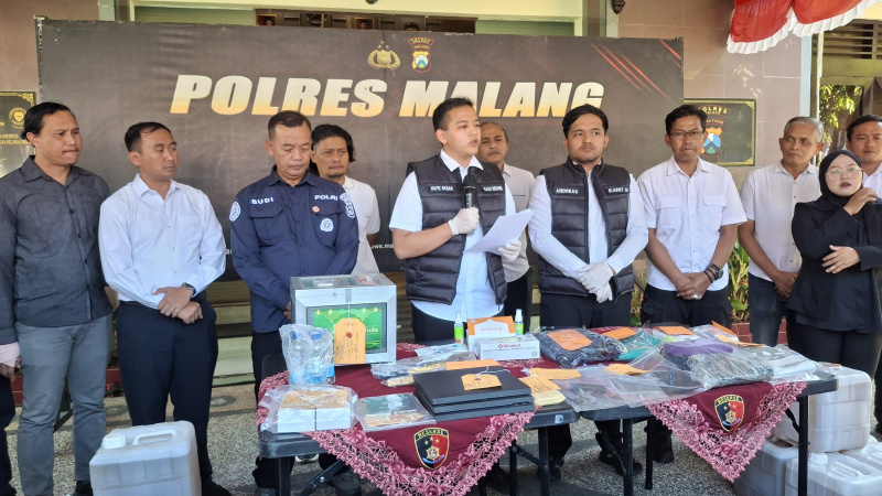 Kasatreskrim Polres Malang AKP Hafiz Prasetia Akbar didampingi Kanit Reskrim jajaran saat konferensi pers terkait pengungkapan kasus pencurian di Polres Malang.