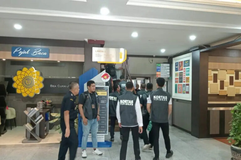Tim penyidik Kortas Tipikor Polri melakukan penggeledahan di Kantor Pengawasan dan Pelayanan Bea dan Cukai (KPPBC) Juanda.