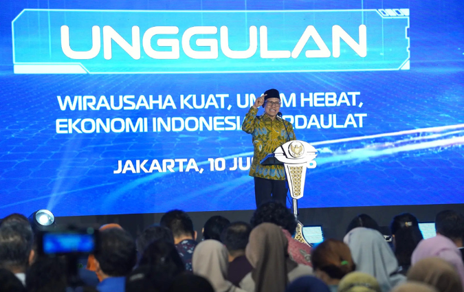 Menteri Kordinator Bidang Pemberdayaan Masyarakat Muhaimin Iskandar (Cak Imin) saat menyampaikan keynote speech dalam acara Bursa Wirausaha Unggulan sebagai rangkaian Peringatan Hari Kewirausahaan dan UMKM Nasional 2026 di Exhibition Hall Smesco Indonesia, Jakarta, Rabu (10/6/2026).