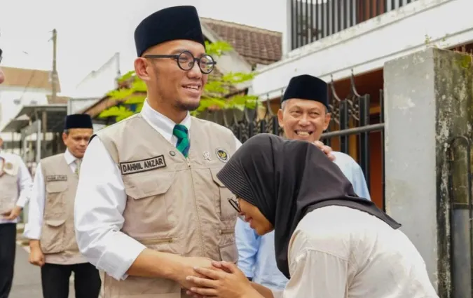 Tetap Bertugas Meski Istri Wafat, Wamenhaj Sampaikan Duka kepada Keluarga Petugas Haji asal Malang