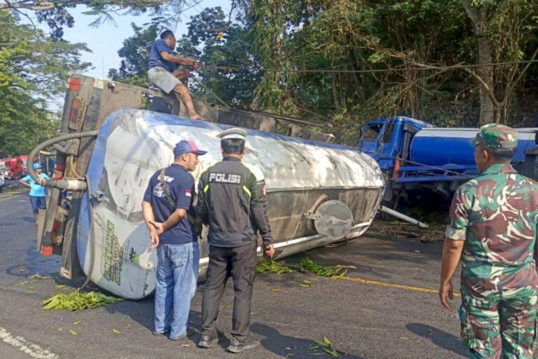 Truk tangki gandeng bermuatan tetes tebu terguling saat melintas di jalur Blitar-Malang