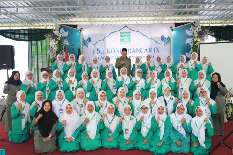 MESRAH : Fatayat NU bersama Ketua DPC PKB Sidoarjo, H. Rizza Ali Faizin