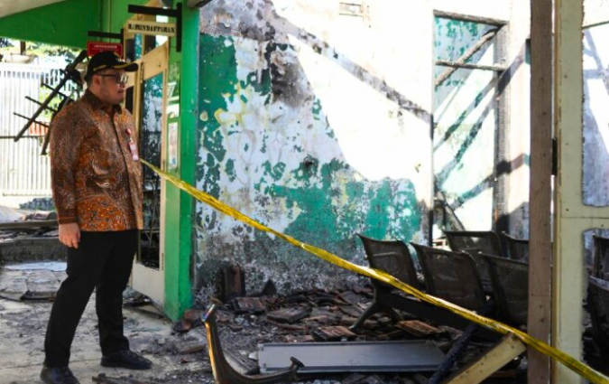 Bupati Kediri Hanindhito Himawan Pramana meninjau lokasi kebakaran Puskesmas Tiron, Kecamatan Banyakan, Kabupaten Kediri.