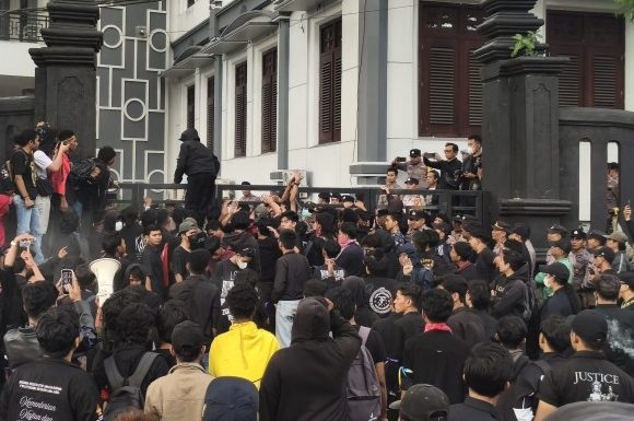 Peserta aksi berkerumun dan memenuhi halaman depan Gedung DPRD Kota Malang.