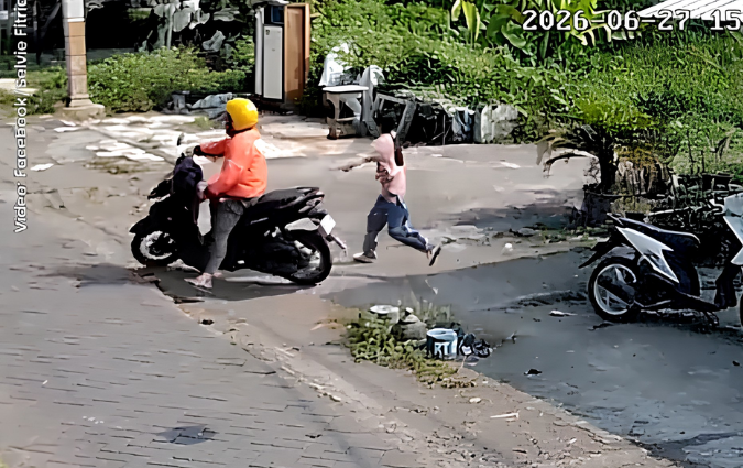 Tangkapan layar video CCTV warga yang merekam aksi kejadian seorang pria berjaket Shopee Food menjambret HP seorang remaja putri di Dusun Pandean, Desa Kejapanan, Kecamatan Gempol, Kabupaten Pasuruan, pada Sabtu (27/6/2026) sore.