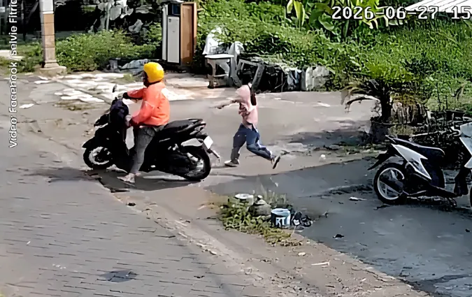 Viral! Pria Berjaket Shopee Food Rampas HP Remaja di Gempol Pasuruan