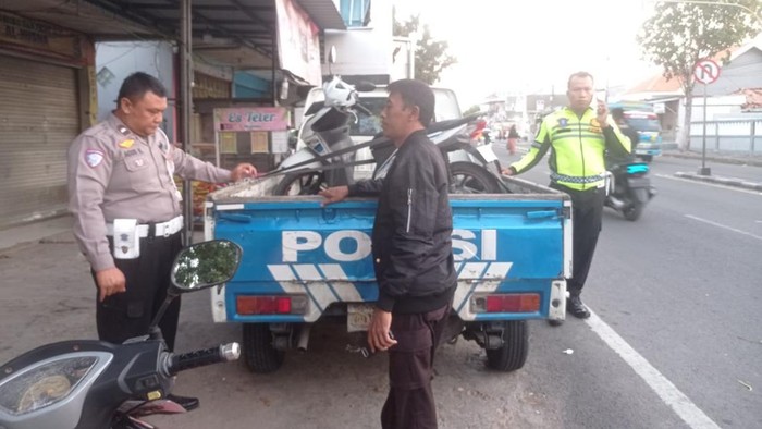 Mahasiswi Tewas Usai Motor Ditabrak Truk Saat Keluar Gerbang Kampus di Madura