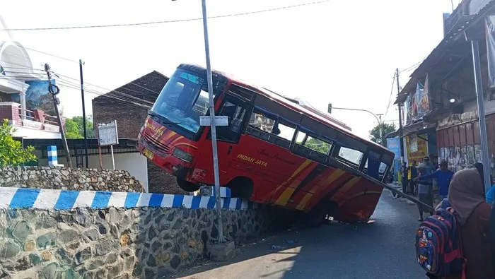 Bus Tayo Bawa Anak TK Alami Kecelakaan di Nganjuk