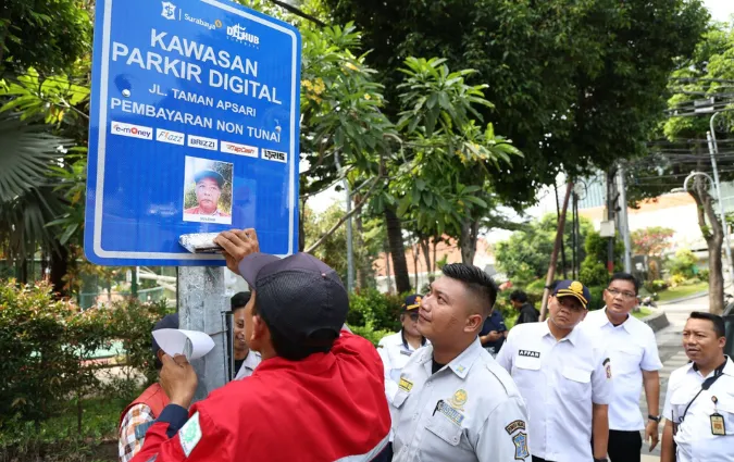 Cegah Jukir Liar, Dishub Surabaya Tempel Foto Petugas di Parkir Digital