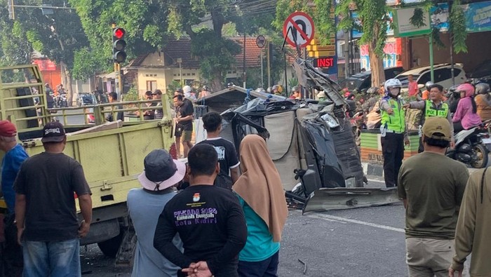 Pikap Menabrak Truk Parkir di Jalan Nganjuk-Surabaya, Satu Korban Meninggal
