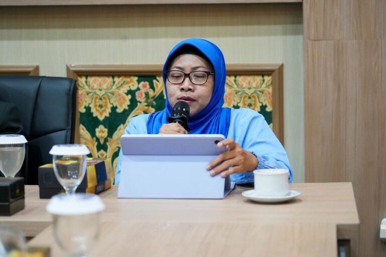 Ketua Himpunan Wanita Disabilitas Indonesia (HWDI), Ni Made Dharmika saat Berdialog di Fraksi PKB DPRD Jatim