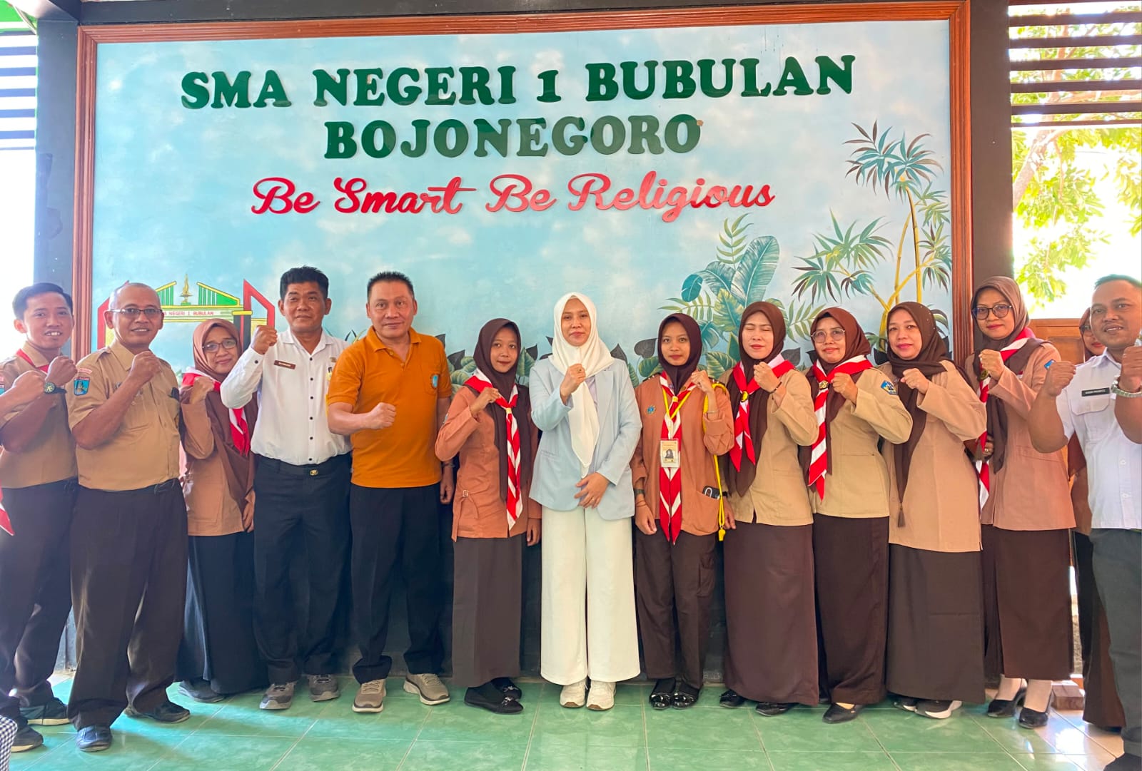 Wakil Ketua DPRD Jatim Sri Wahyuni Jajal Robot Karya Siswi SMAN 1 Bubulan Bojonegoro yang Juara Nasional