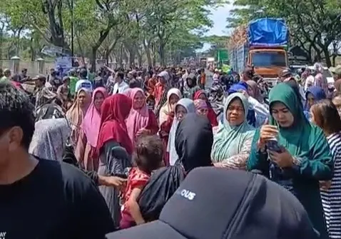Warga 10 Desa Blokade Jalur Pantura Pasuruan–Probolinggo, Protes Peluru Nyasar