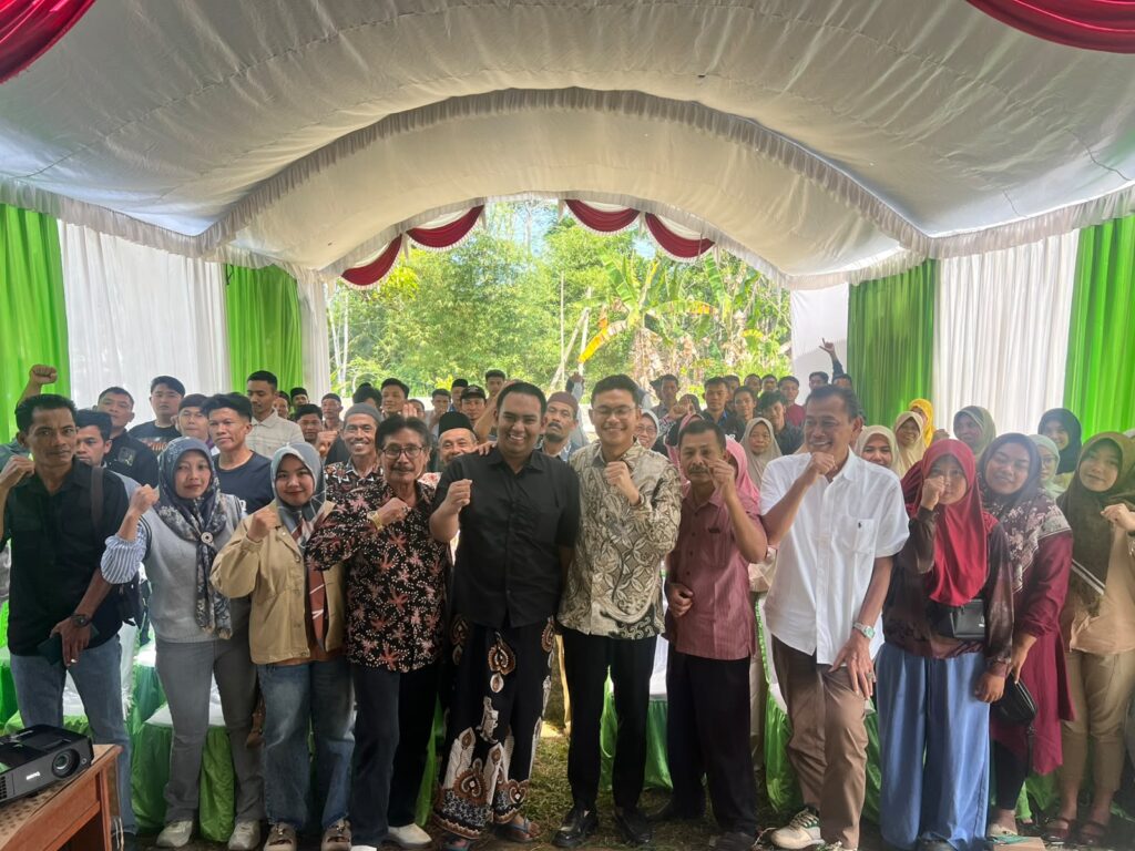 Anggota DPRD Jatim Ibnu Alfandy bersama peserta reses.
